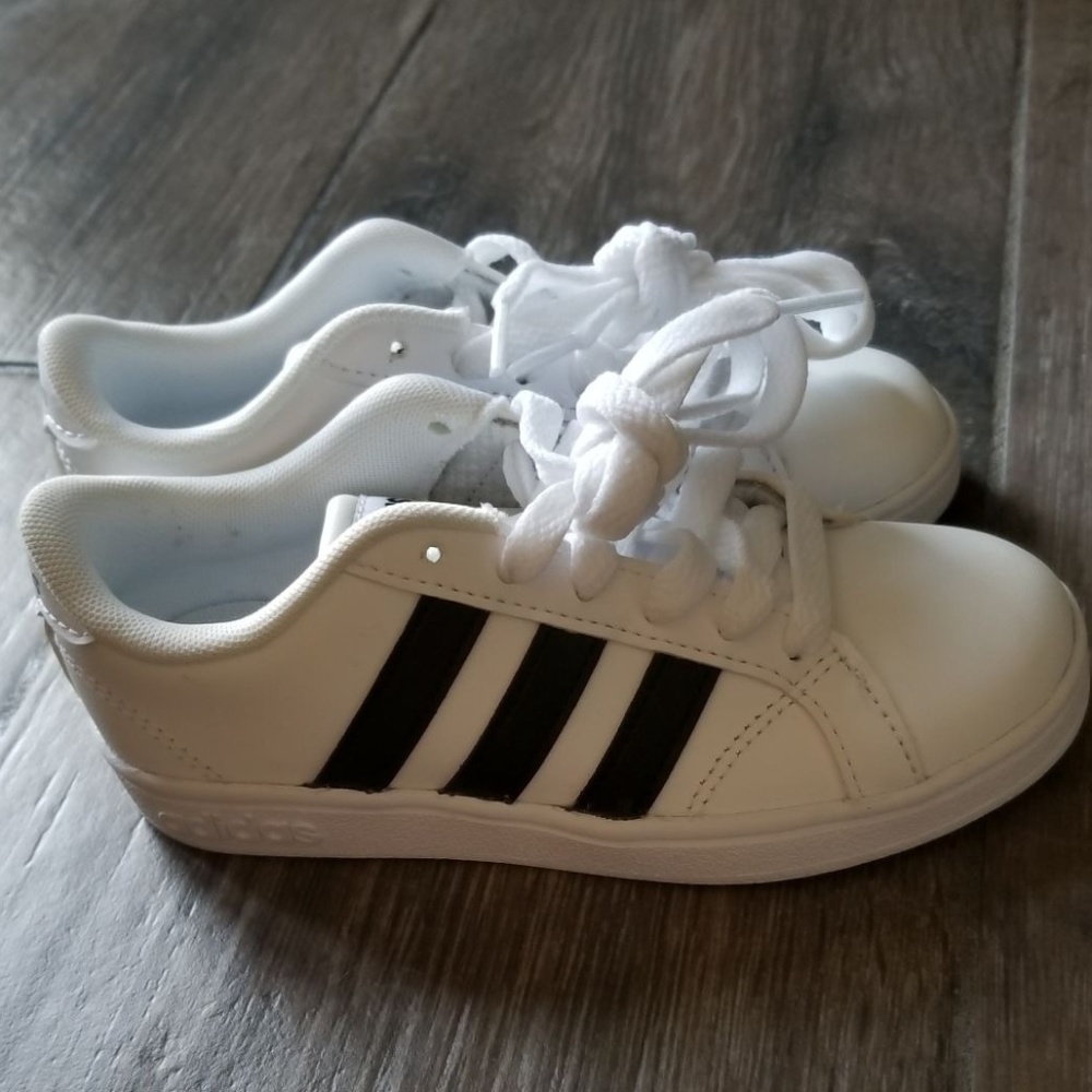 LIKE NEW! Adidas Baseline Sneakers